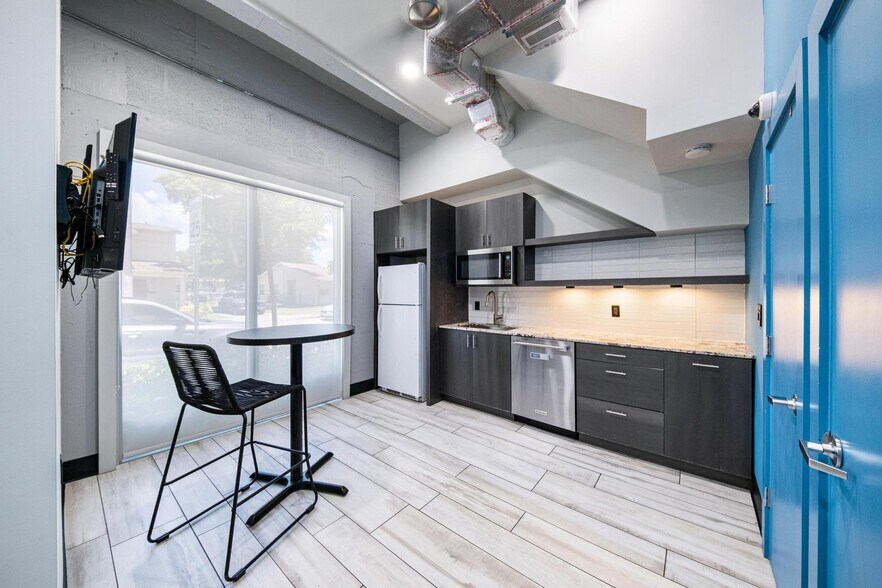 More Photos Of 3305 SW 37th Ave, Miami Office For Sale