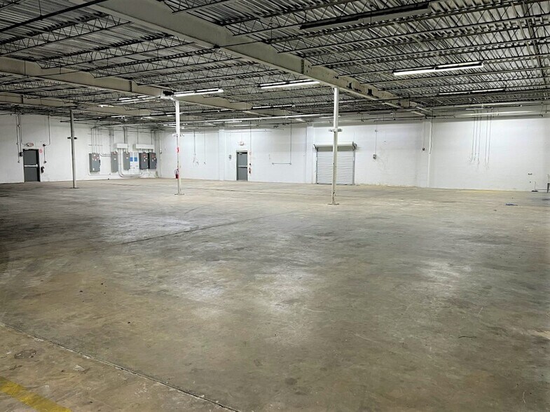 More Photos Of 6850 Cross Bayou Dr, Seminole Manufacturing For Lease