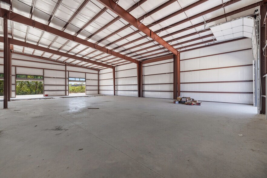 More Photos Of 202 W 1st St, Taylor Flex For Lease