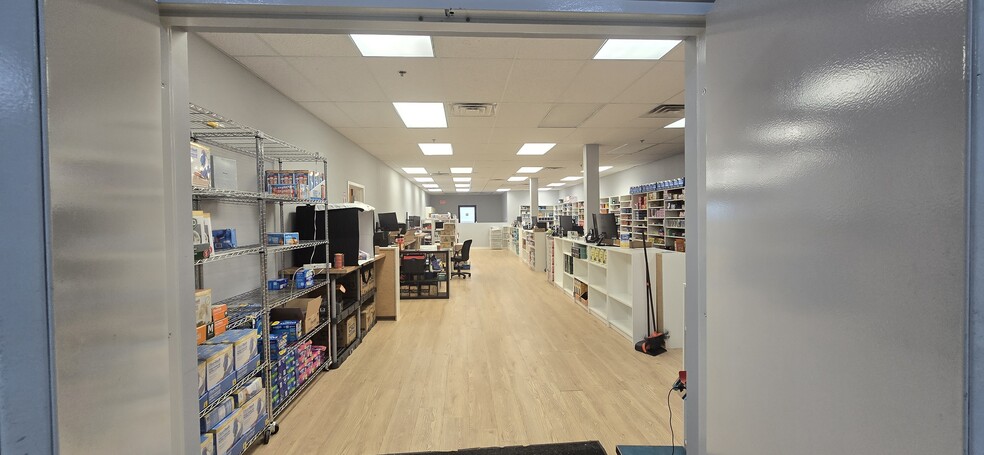 More Photos Of 495 Mola Blvd, Elmwood Park Warehouse For Lease