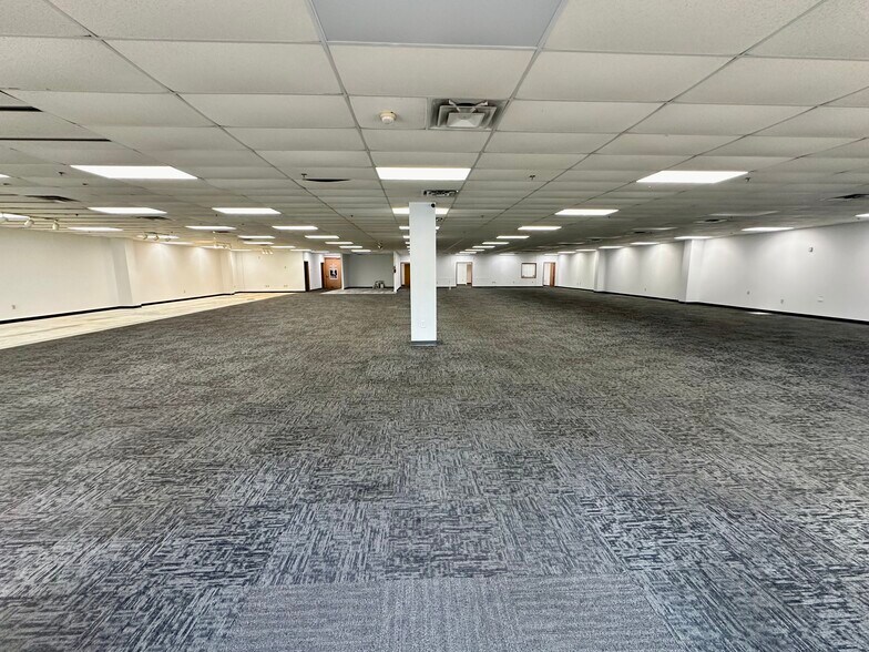 More Photos Of 5571 N Main St, Joplin Showroom For Sale