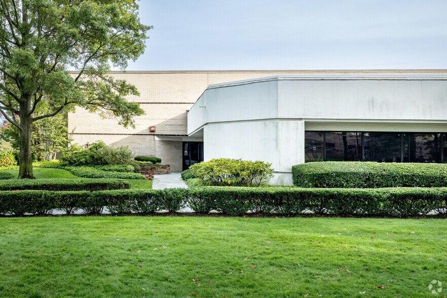 More Photos Of 250 Rabro Dr E, Hauppauge Warehouse For Lease