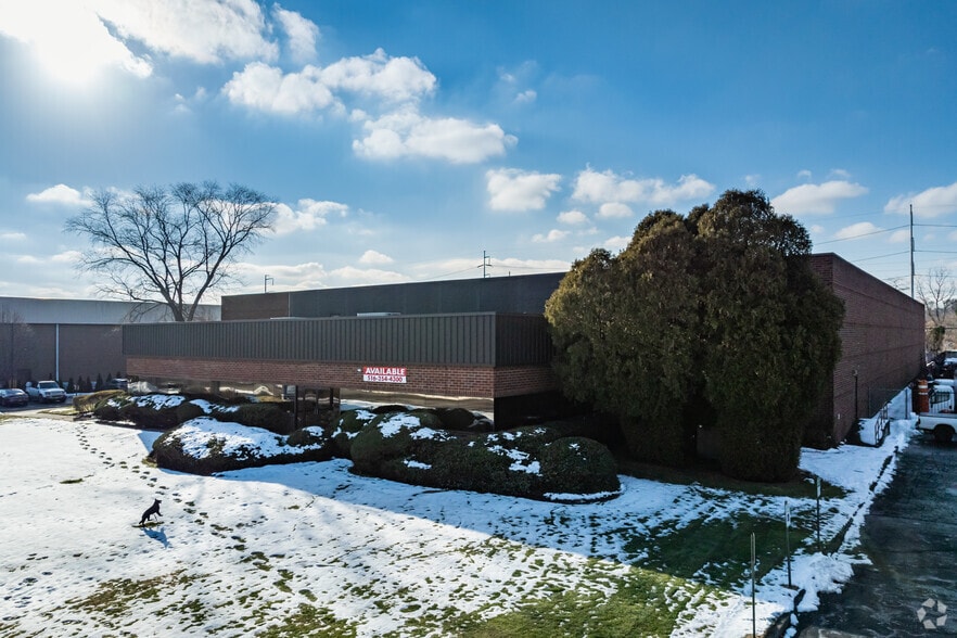 Primary Photo Of 80 Gordon Dr, Syosset Warehouse For Lease