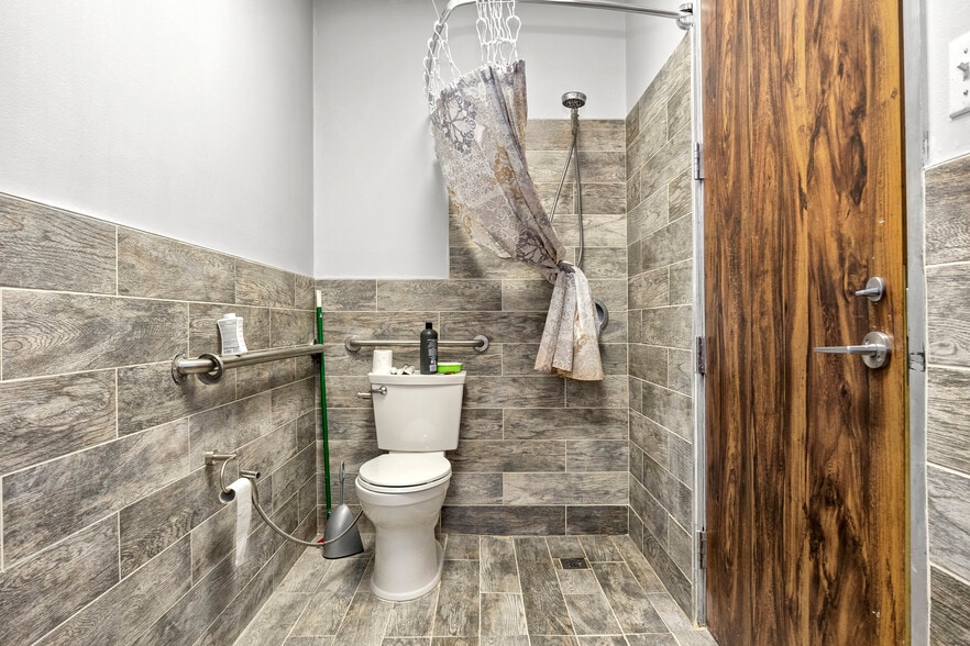 More Photos Of 24724 Lahser Rd, Southfield Office For Sale