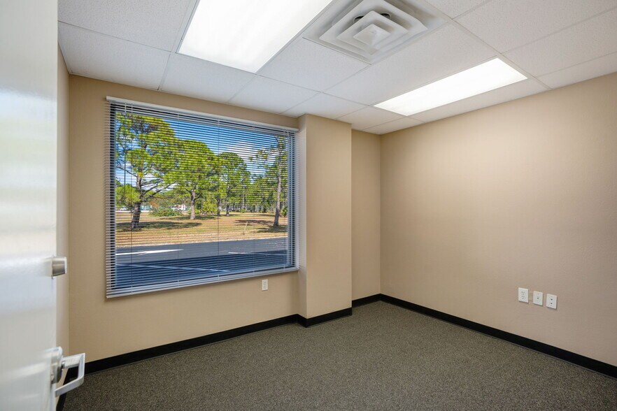 More Photos Of 8141 Blaikie Ct, Sarasota Warehouse For Lease