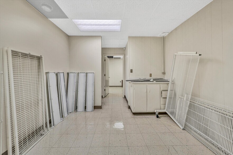 More Photos Of 1930 Braeburn Dr, Salem Medical For Sale