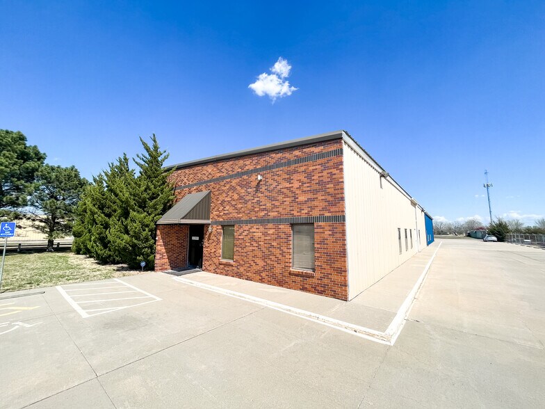 More Photos Of 1302 N Grand St, Hutchinson Flex For Lease