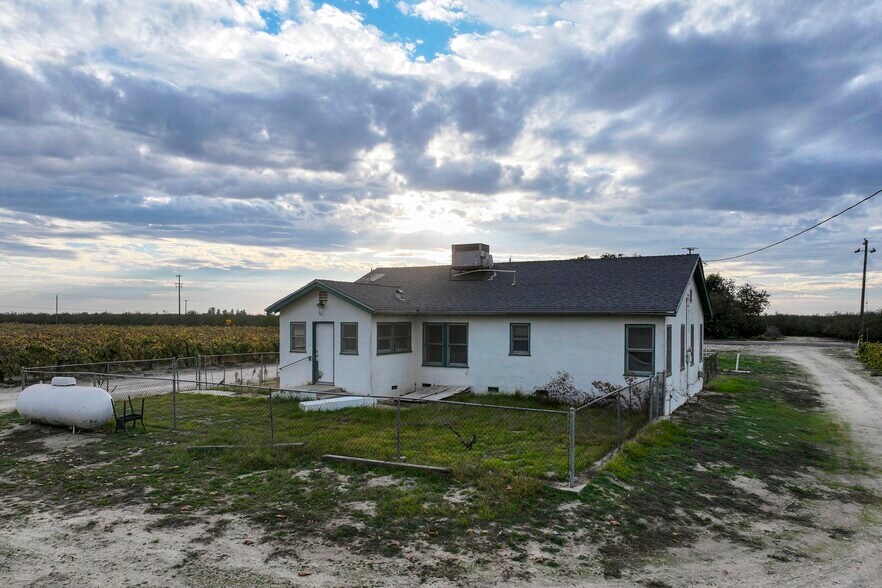 More Photos Of 11836 S Hughes Ave, Caruthers Specialty For Sale