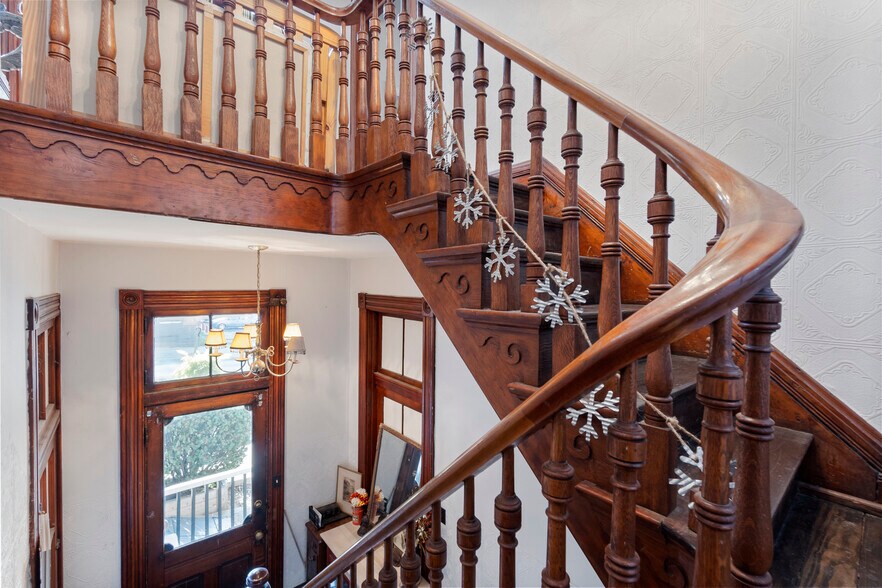 More Photos Of 411 E 10th St, Newport Storefront Retail Residential For Sale