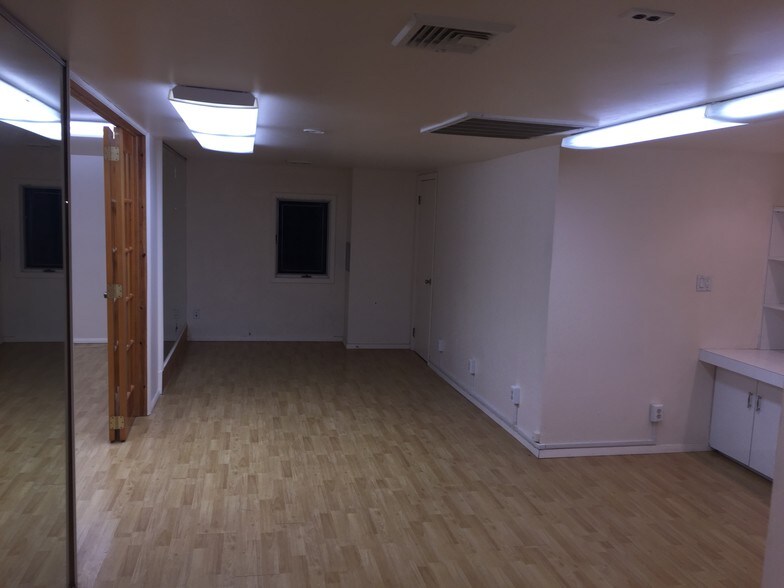 More Photos Of 62 Glen Cove Rd, Roslyn Heights Storefront Retail Office For Lease