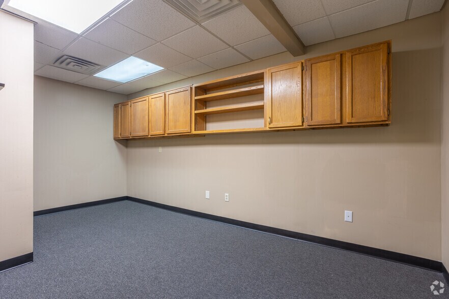More Photos Of 411 W Lake Lansing Rd, East Lansing Unknown For Lease