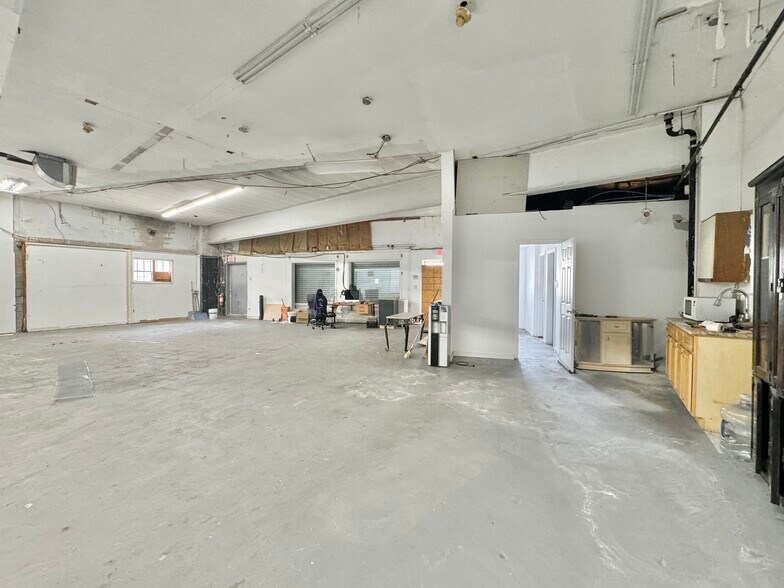 More Photos Of 120 New Hyde Park Rd, Franklin Square Showroom For Lease