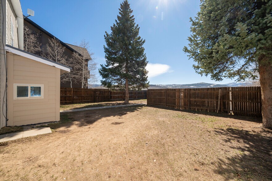 More Photos Of 695 Agate ave, Granby Flex For Sale