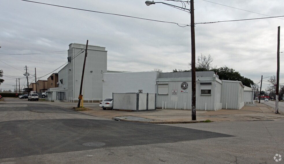 More Photos Of 5200 N Main St, Houston Unknown For Lease