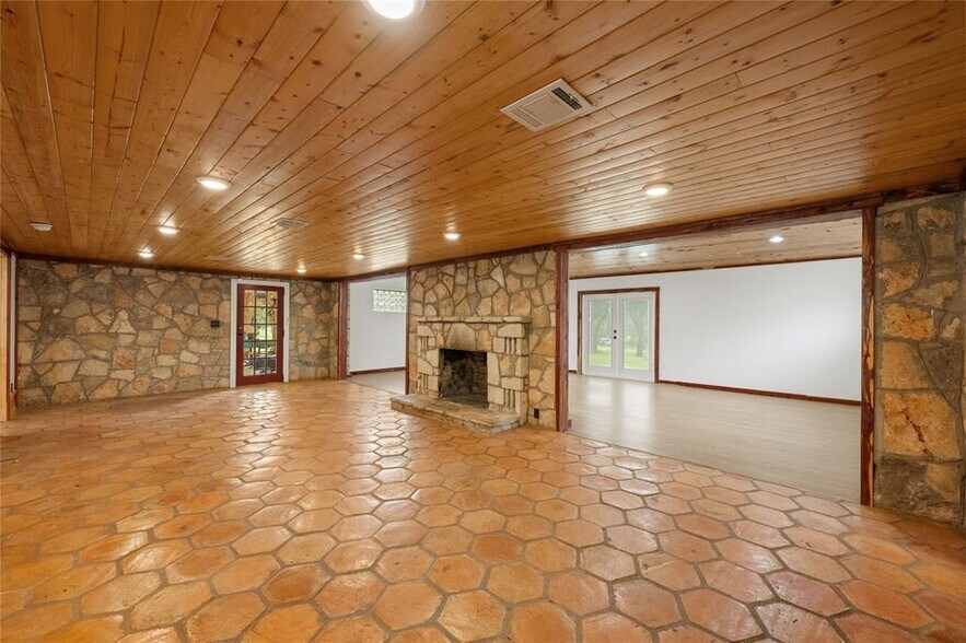 More Photos Of 704 FM 2325, Wimberley Office For Sale