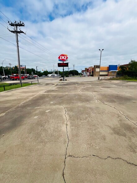 More Photos Of 1614 N Main St, Cleburne General Retail For Sale