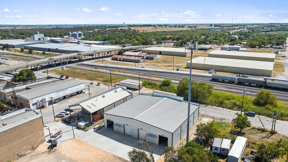 More Photos Of 202 W 1st St, Taylor Flex For Lease