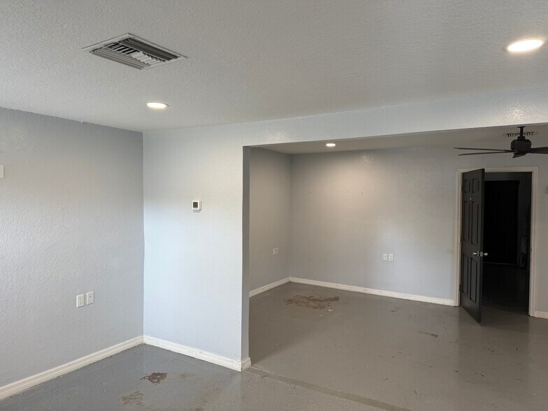 More Photos Of 8132 Cormel St, Port Richey Industrial For Lease