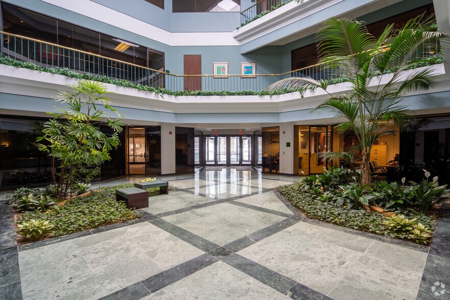 More Photos Of 1130 W Lake Cook Rd, Buffalo Grove Office For Lease