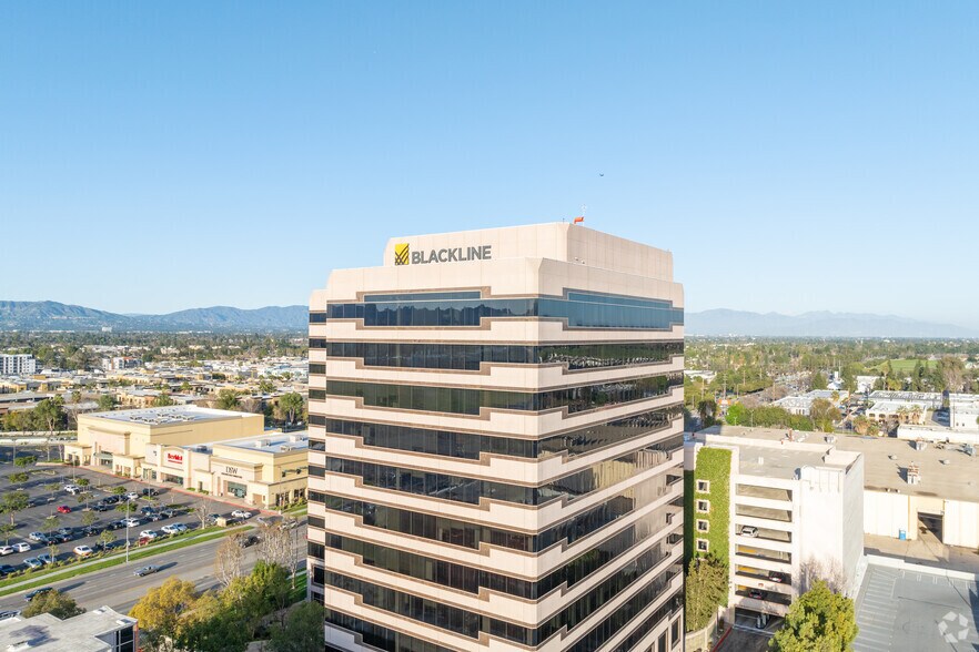 More Photos Of 21300 Victory Blvd, Woodland Hills Coworking Space