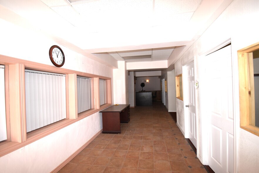 More Photos Of 201 Third NW St, Fabens Showroom For Sale