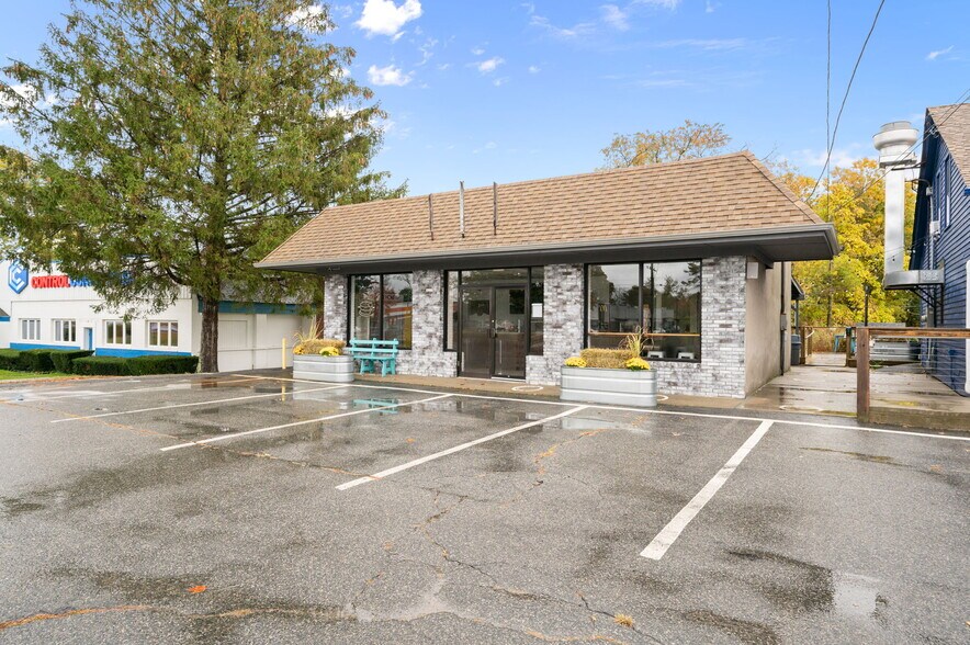 More Photos Of 17 S Main St, Brooklyn Freestanding For Sale