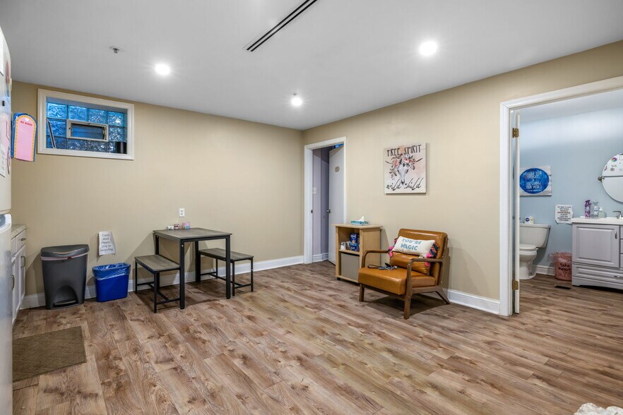More Photos Of 1841 Universal Rd, Pittsburgh Office For Sale