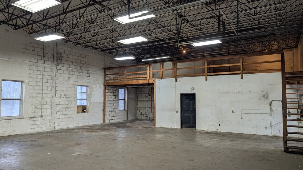 More Photos Of 57 Plainfield Ave, Bedford Hills Warehouse For Lease