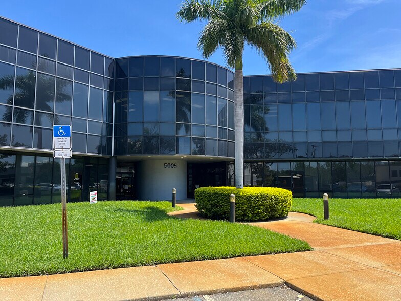 More Photos Of 5005 W Laurel St, Tampa Office For Lease