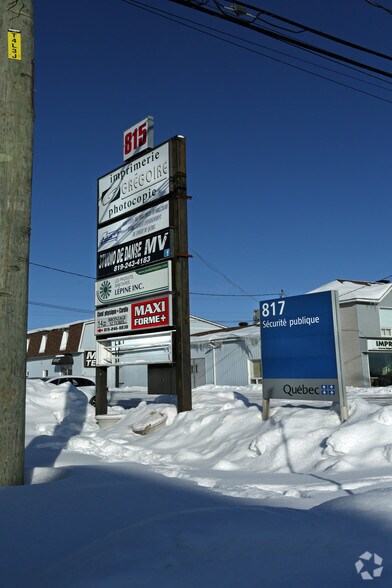 More Photos Of 815 Boul Saint-René O, Gatineau Light Distribution For Lease