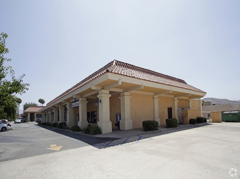 More Photos Of 2321 Tapo St, Simi Valley General Retail For Lease