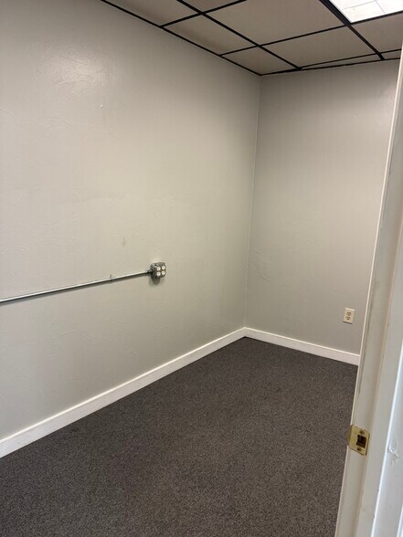 More Photos Of 437 Cavitt Ave, Trafford Office For Lease