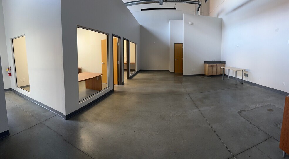 More Photos Of 653 McCorkle Blvd, Westerville Flex For Lease