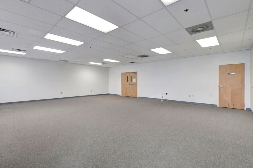 More Photos Of 161-191 Edgemoor Rd, Wilmington Light Distribution For Lease