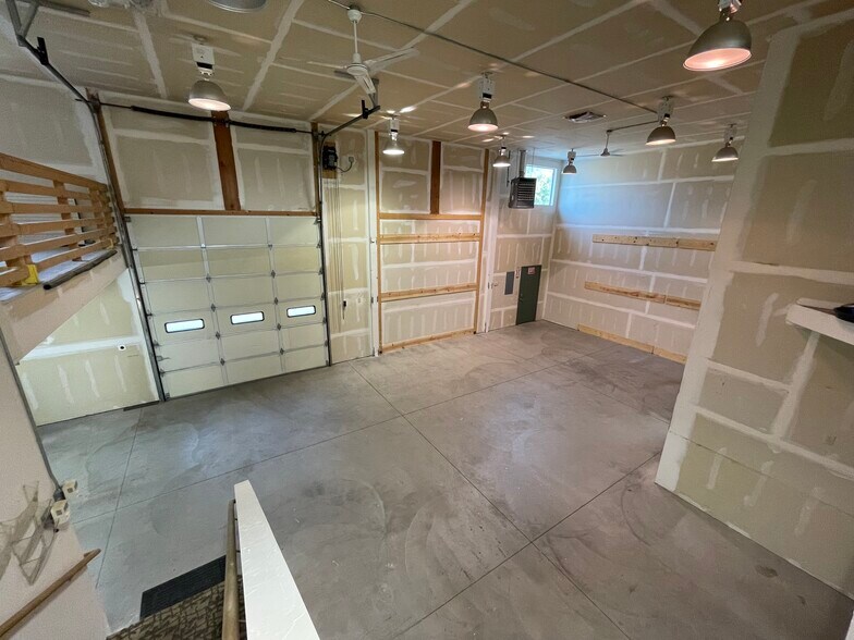 More Photos Of 560 S Commercial Dr, Grand Junction Light Distribution For Lease