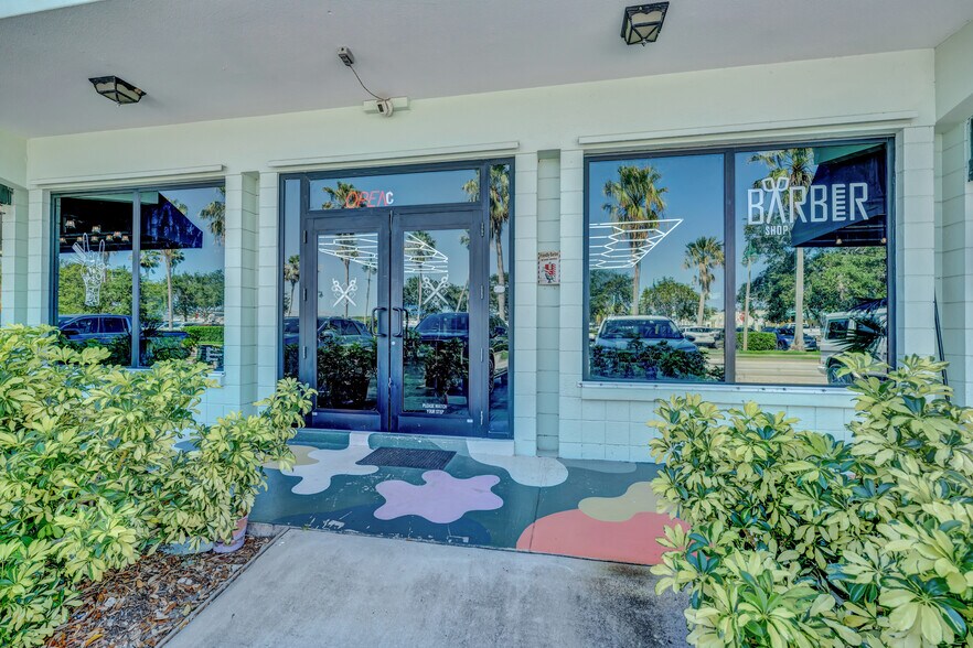 More Photos Of 23 Royal Palm Pointe, Vero Beach Restaurant For Sale