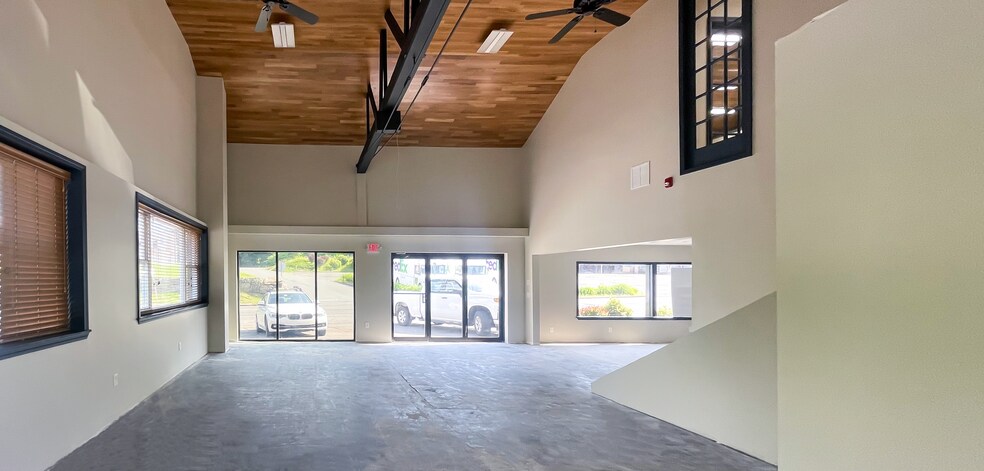 More Photos Of 554 Main St, Oakville Storefront Retail Office For Lease