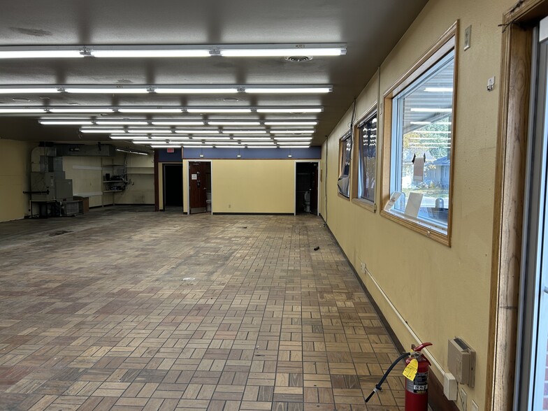 More Photos Of 1636 W 4th St, Waterloo Convenience Store For Sale