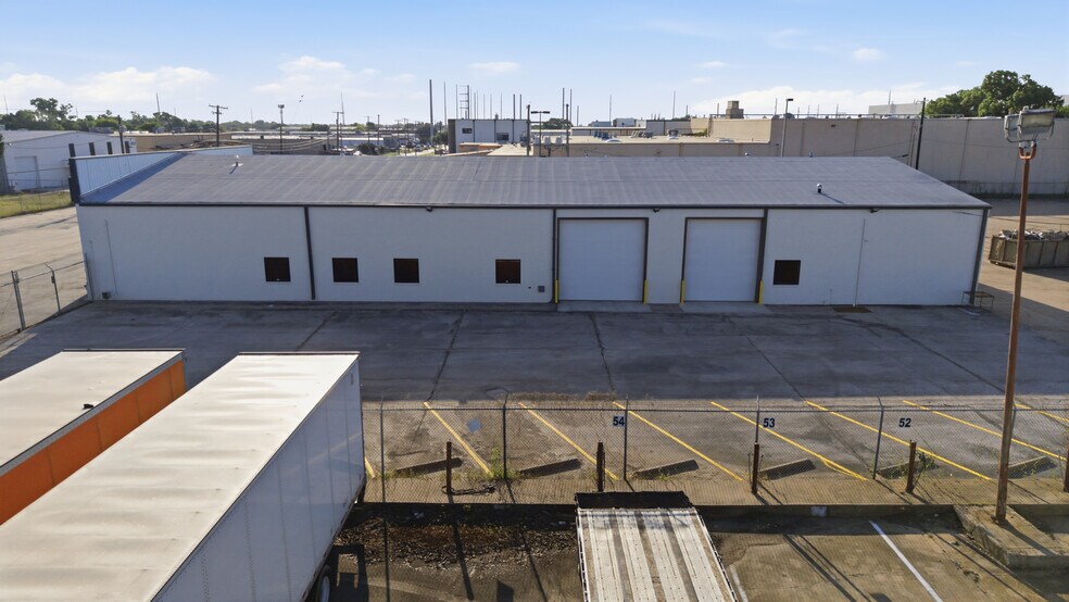 More Photos Of 2820 Oakland Ave, Garland Truck Terminal For Lease