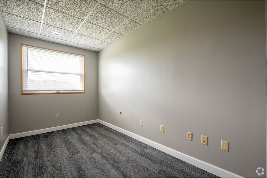 More Photos Of 1510 Amos Rd, Shelbyville Flex For Sale