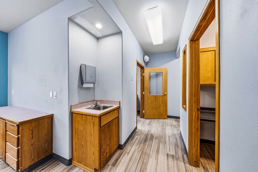 More Photos Of 925 Town Centre Dr, Medford Medical For Lease