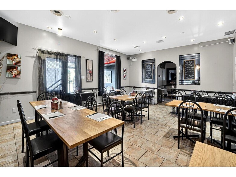 More Photos Of 277 Rue Saint-Joseph, Sainte-martine Restaurant For Sale