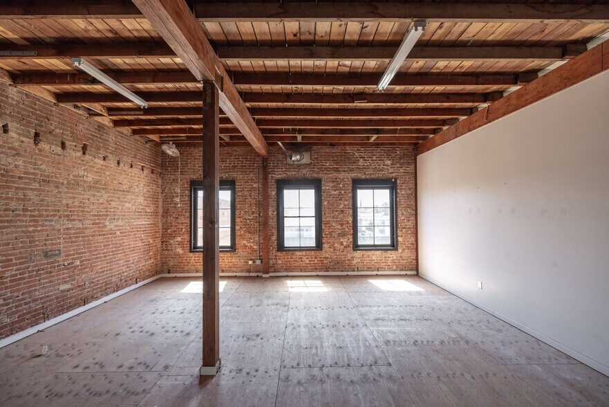 More Photos Of 629 N Western Ave, Los Angeles Office For Lease