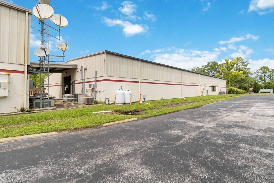 More Photos Of 1076 Florida Central Pky, Longwood Warehouse For Lease