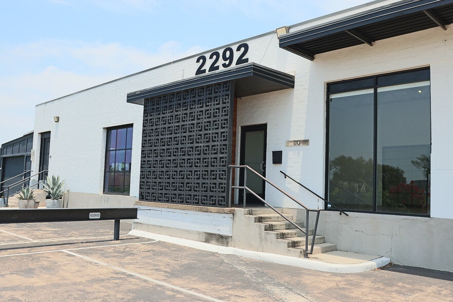 More Photos Of 2292 Vantage St, Dallas Flex For Lease