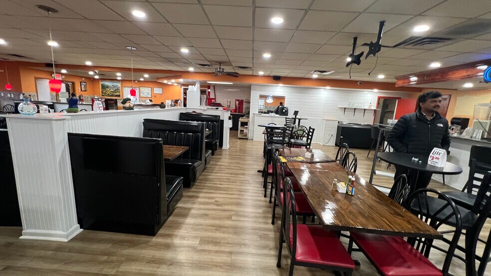 More Photos Of 2209 Meadow Dr, Louisville Restaurant For Lease