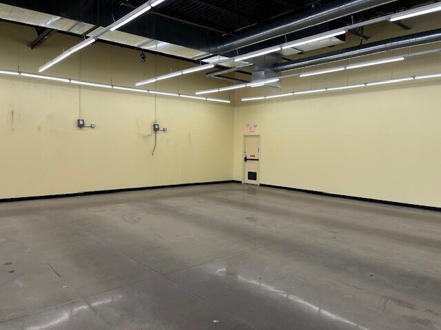 More Photos Of 3910 Schofield Ave, Weston Unknown For Lease