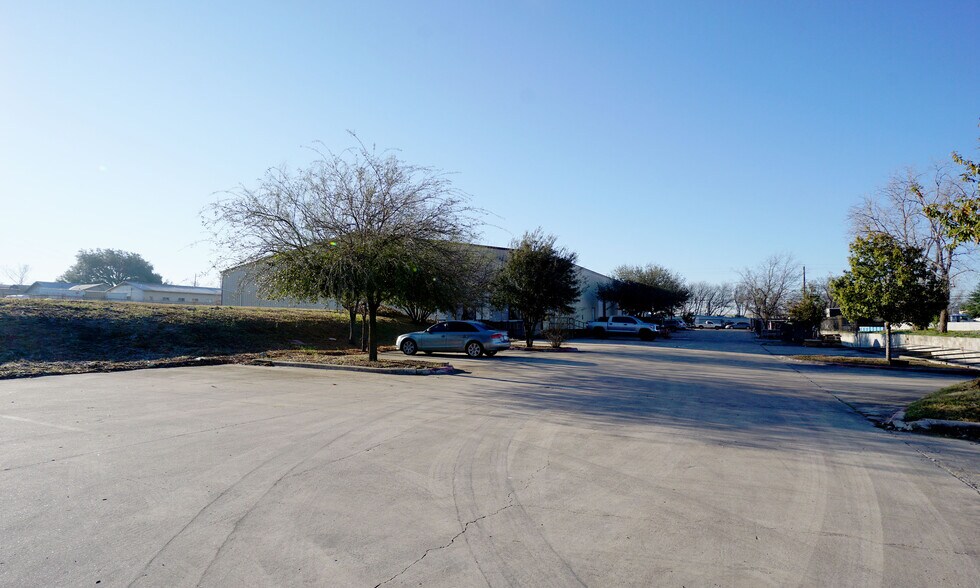More Photos Of 1610 Dungan Ln, Austin Warehouse For Lease