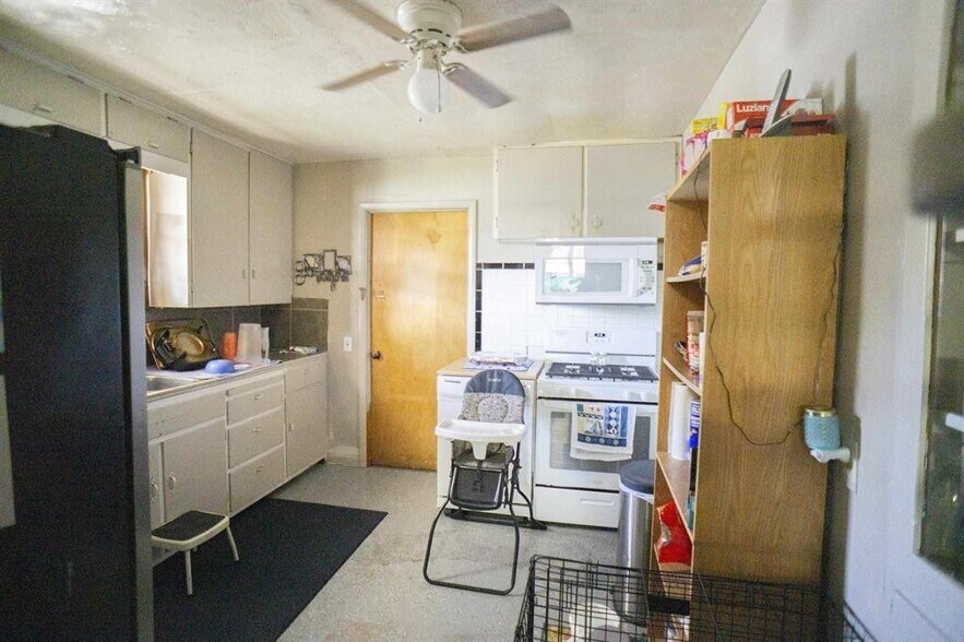 More Photos Of 215 SW 6th St, Mooreland Hotel For Sale