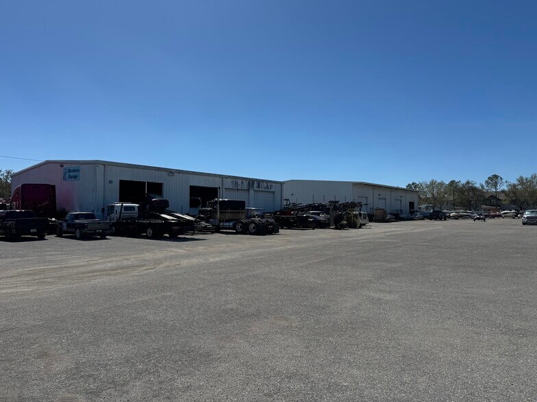 More Photos Of 5404 33rd St E, Bradenton Distribution For Lease